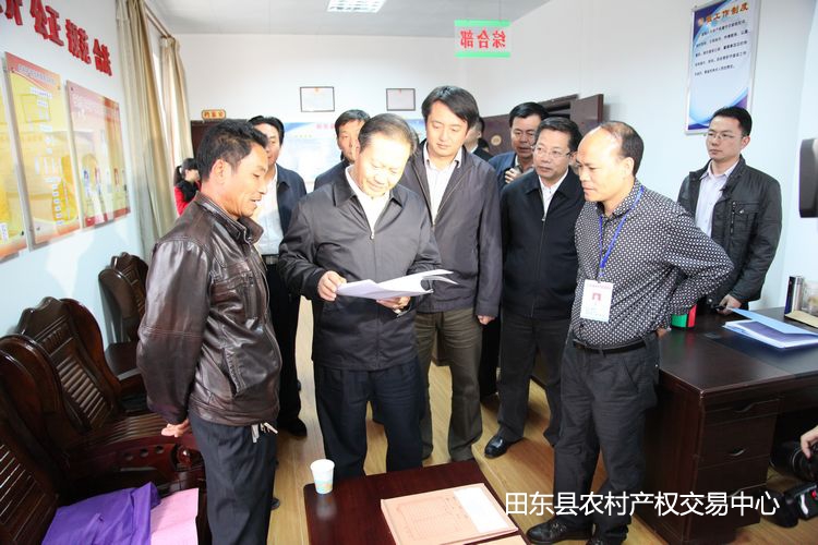 广西区党委书记彭清华到中心考察